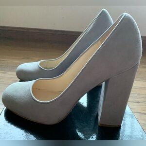 NWT Boutique 9 Quilo Pump
Grey suede, Size 6
3 3/4” Block heel